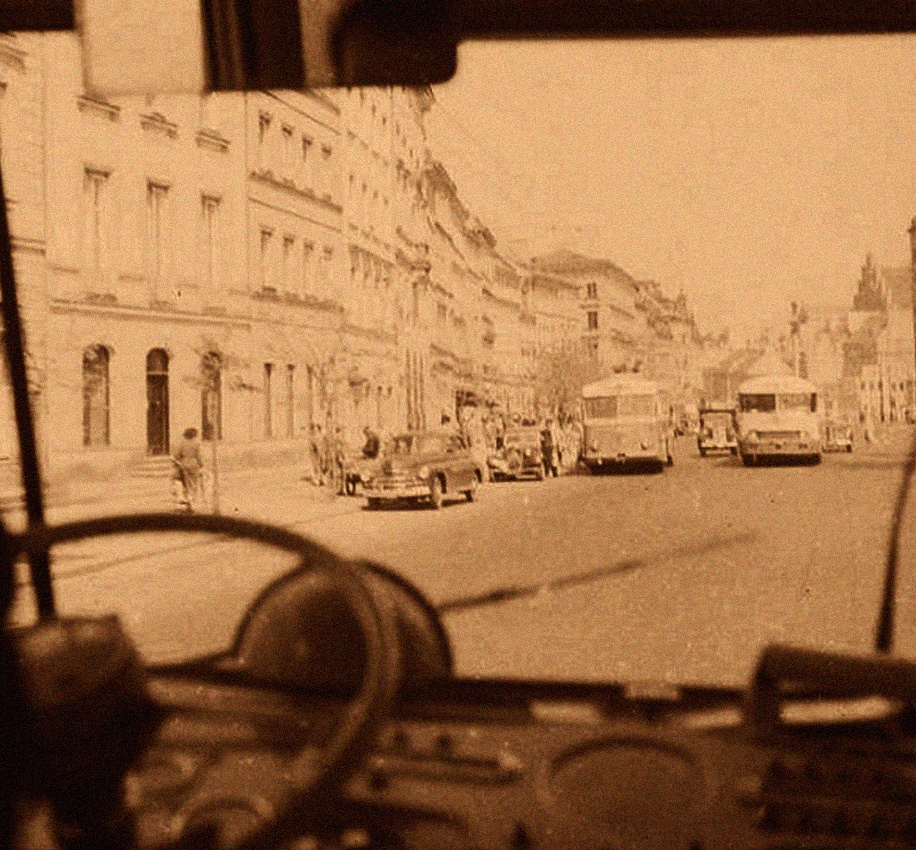 433
Z perspektywy kierowcy linii 132 widzimy trolejbus Skoda 7TR i mijającego go Chaussona APH521.
Słowa kluczowe: APH522 433 132 KrakowskiePrzedmieście 1958