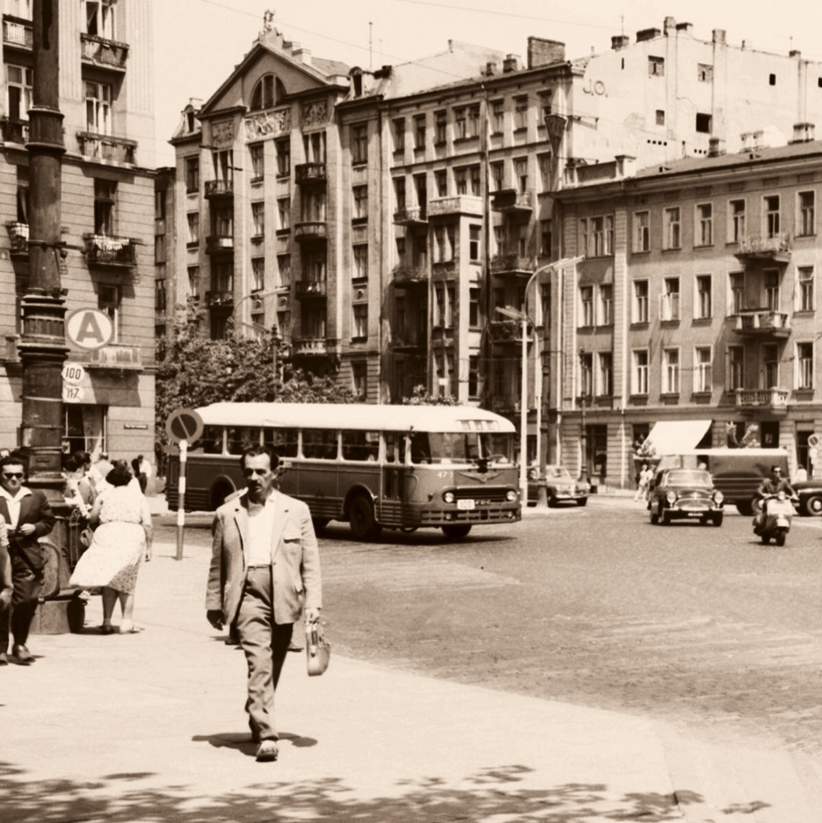 473
Produkcja 1956, R5, R6, kasacja 1967. 
Już po NG. 
W dodatku prawy narożnik po stłuczce pomalowany niechlujnie jaśniejszą farbą, a na nim koślawy numer. Czyli autobus po szybkiej naprawie. Zapewne nocnej.

A na czym polegało kreślone 117 na przystanku?

Foto: Zbyszko Siemaszko.


Słowa kluczowe: APH522 473 100 PlacUniiLubelskiej 1962