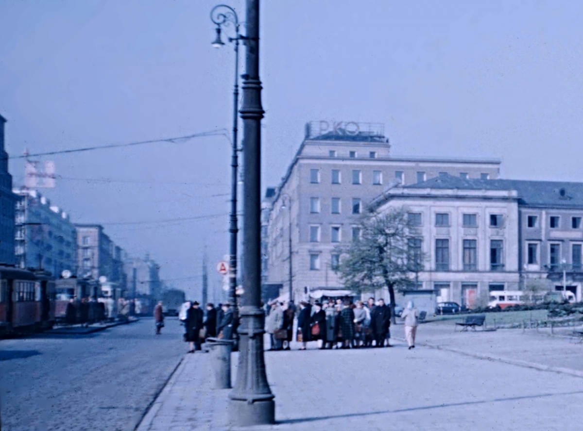 ChaussonAPH521
Wyjeżdża z Nowego Światu.

Foto: Mogens Torsleff.
Zdjęcie jest własnością NAC.
Wszelkie prawa zastrzeżone.



Słowa kluczowe: APH521 NowyŚwiatAlejeJerozolimskie 1959