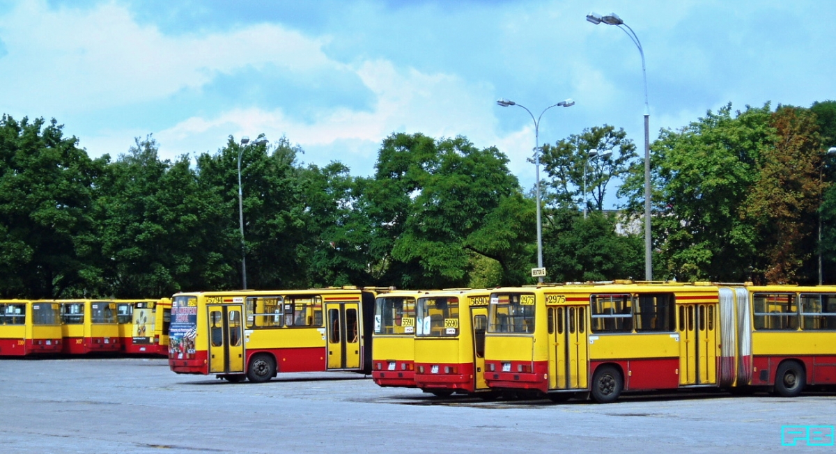 2975, 5690, 5591, 5794
Ikarusy na Chełmskiej.
Słowa kluczowe: IK280 2975 5690 5591 5794 ZajezdniaChełmska 2005