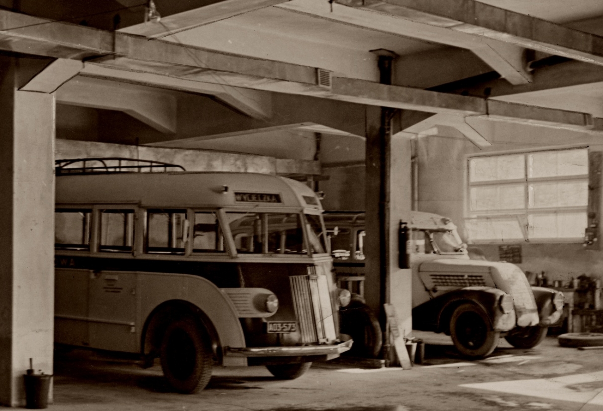 173
Zakopane: autobusy w garażu. Wentylacja hali niemal jak współczesna...
Na pierwszym planie autobus pocztowy Komunikacja PKP z Warszawy.
Karosowany w firmie Brzeski Auto.

Zdjęcie jest własnością NAC.
Wszelkie prawa zastrzeżone.

Słowa kluczowe: Chevrolet183BA 173 Zakopane 1938