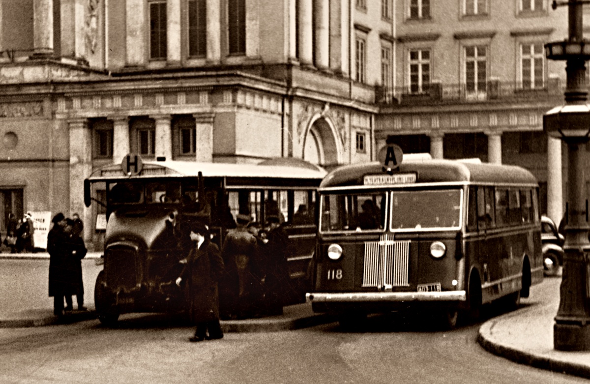 118, Somua
Krańcówka przed Teatrem Wielkim.
Chevrolet w porównaniu z Somua był wówczas autobusem na wskroś nowoczesnym.

Zdjęcie jest własnością NAC.
Wszelkie prawa zastrzeżone.

Słowa kluczowe: ChevroletEFD183FS 118 A Somua H PlacTetralny 1938