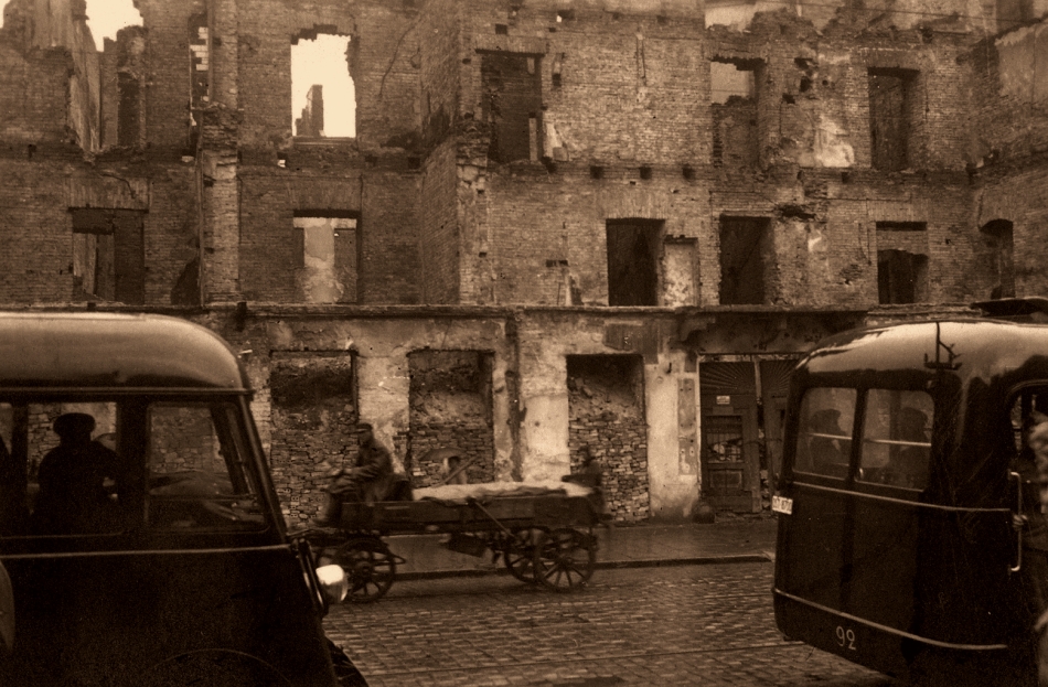 92
Konwój Chevroletów w pierwszych dniach po niemieckich bombardowaniach Warszawy.
Miejsce postoju zapewne dopowie 4ND, o co proszę.
Słowa kluczowe: EFD183FS 92 1939