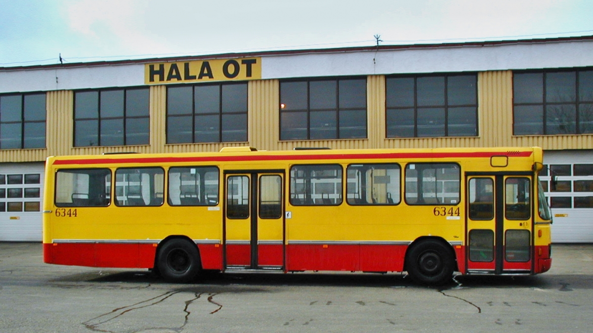 6344
6344: DAB-Leyland, produkcja 1985, ex 166 PanBus Viborg, od 1993 R11 6314, od lutego 1994 już jako 6344, w grudniu 2001 sprzedany do Centrum Krwiodawstwa i Krwiolecznictwa Warszawa, WF23438.

Foto: Andrzej Neuman MZA.

Słowa kluczowe: DAB 6344 ZajezdniaKleszczowa 2001