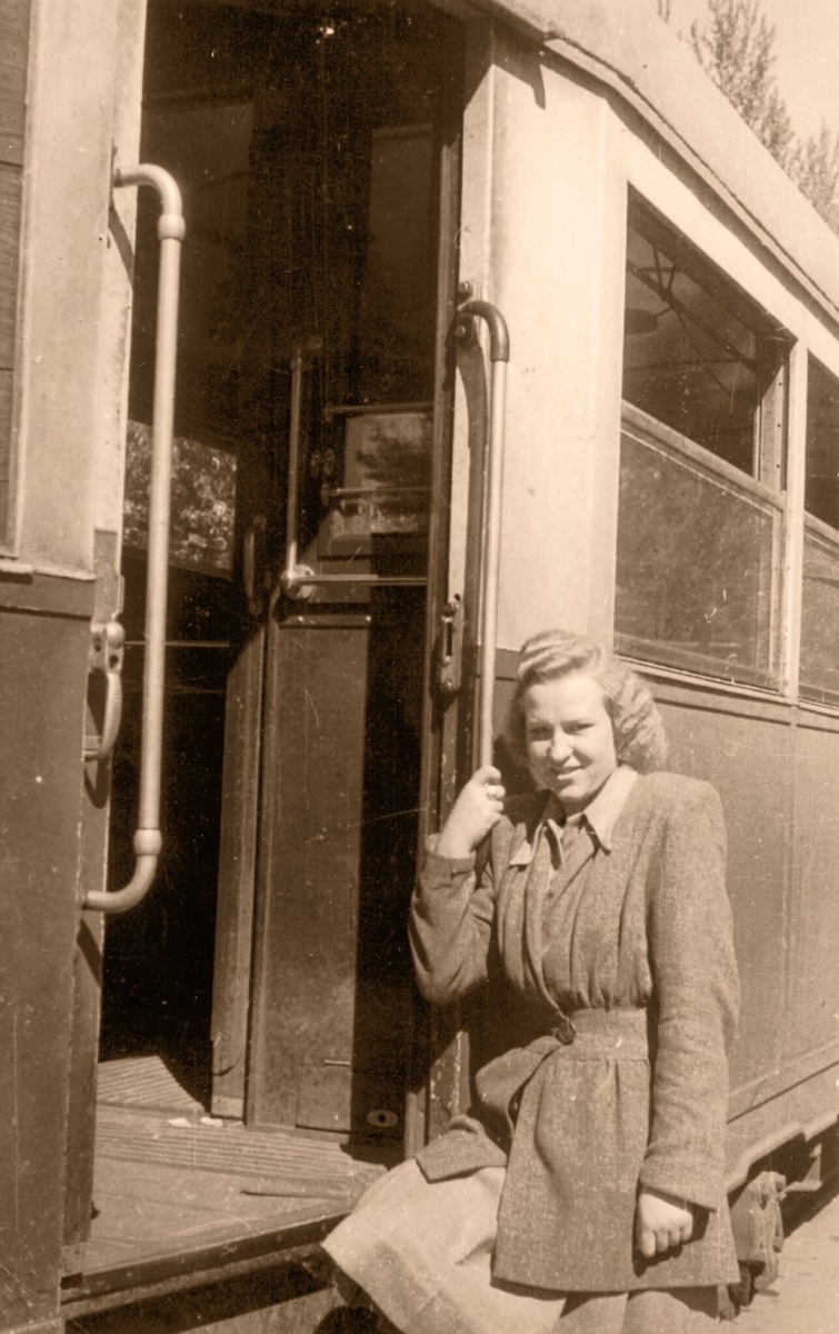 DoczepaP15
Pani konduktor.

Foto: Stefan Rassalski.
Zdjęcie jest własnością NAC.
Wszelkie prawa zastrzeżone.

Słowa kluczowe: DoczepaP15 1947