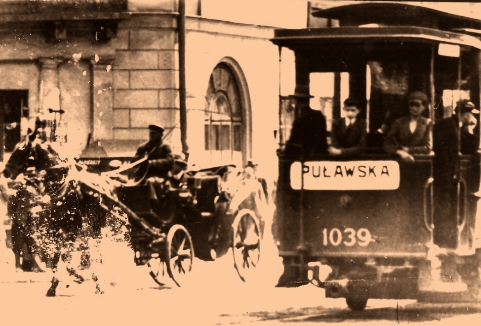 1039
Przebudowana z tramwaju konnego doczepa w latach 20-stych pośród śmigających powozów ciągnięta na Wierzbno. Zapewne 1 lub 19 - te linie wówczas jeździły na Puławską.
1039: doczepa P5, produkcja 1908, zniszczona w trakcie działań wojennych między 1942 a 1944 rokiem..
Słowa kluczowe: DoczepaP5 1039 192x