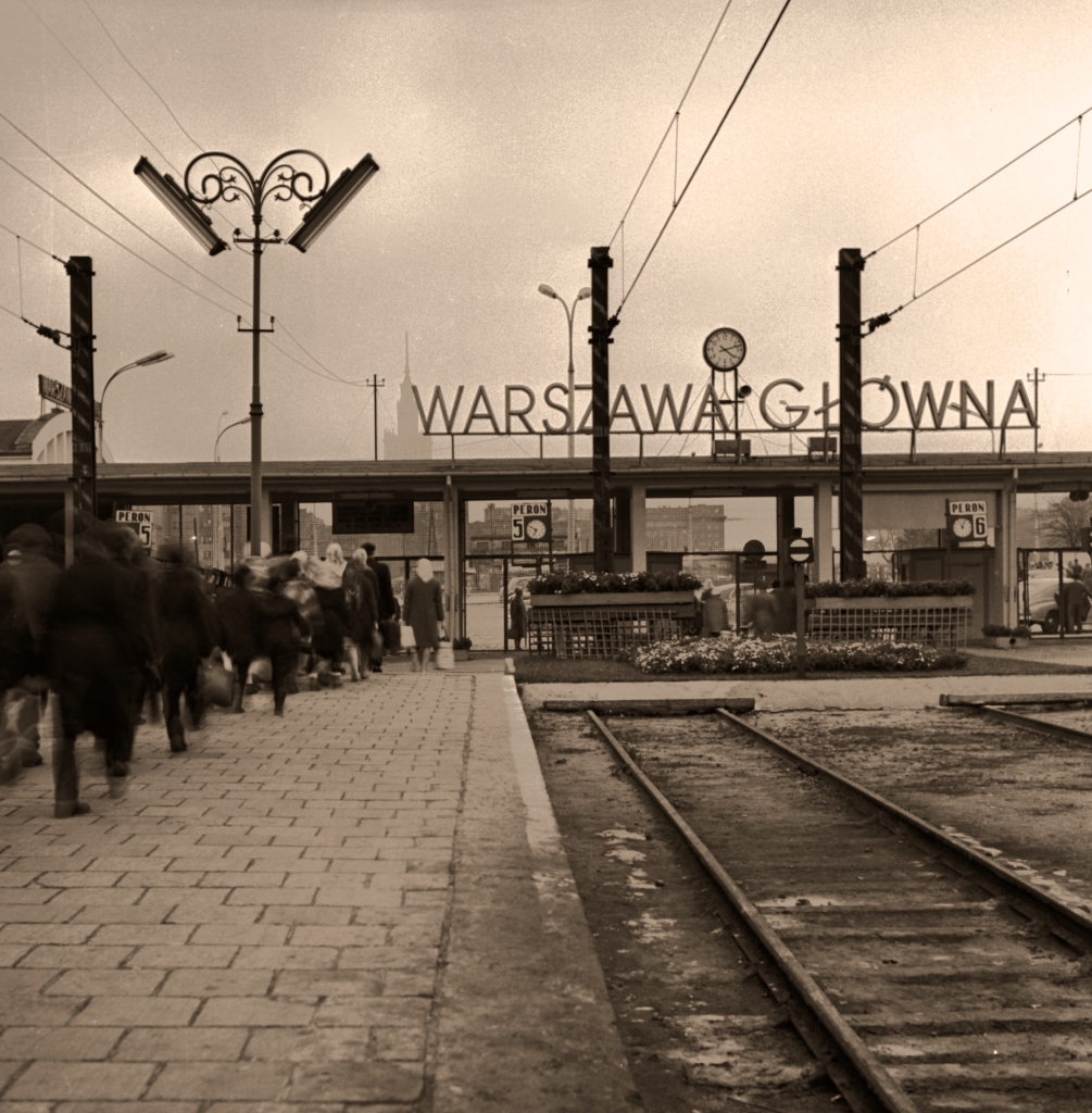 Dworzec Główny
Koniec torów i fru na miasto.

Foto: Jerzy Piasecki.
Zdjęcie jest własnością NAC.
Wszelkie prawa zastrzeżone.


Słowa kluczowe: DworzecGłówny 1965