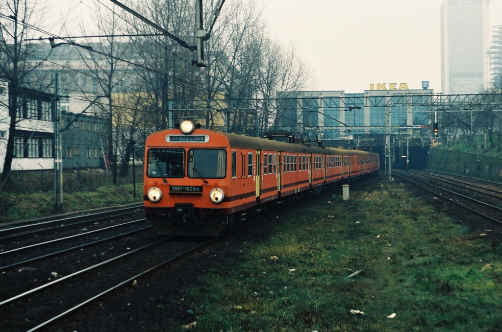 EN57-1925rb
Foto: Maciej Turkowski.
Wszelkie prawa zastrzeżone.
Słowa kluczowe: EN57-1925rb AlejeJerozolimskie 1994