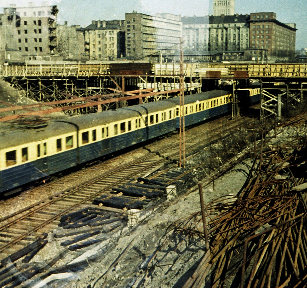 EW54
EWuś zmierza w kierunku Dworca Głównego. 
Kolej Średnicowa w rozbudowie.
Wszystkich znawców proszę o precyzowanie typów składów. Jestem, jak już pisałem, laikiem w tej dziedzinie.

Foto: Zbigniew Szczypka.
Zdjęcie jest własnością NAC.
Wszelkie prawa zastrzeżone.

Słowa kluczowe: EW54 AlejeJerozolimskie 1962