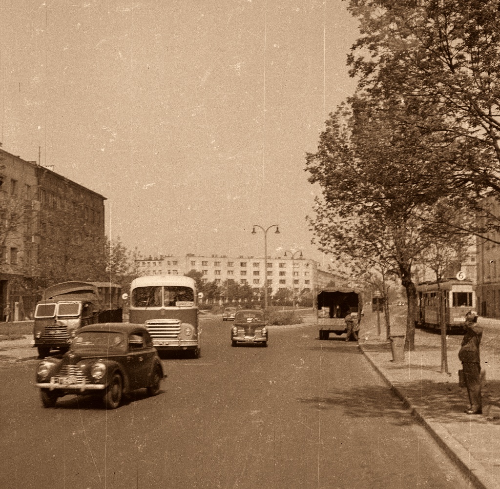 422, FIAT682RN
Foto: Zbyszko Siemaszko.
Zdjęcie jest własnością NAC.
Wszelkie prawa zastrzeżone.

Słowa kluczowe: WagonK 422+P15 6 FIAT682RN MickiewiczaPlacInwalidów 1958