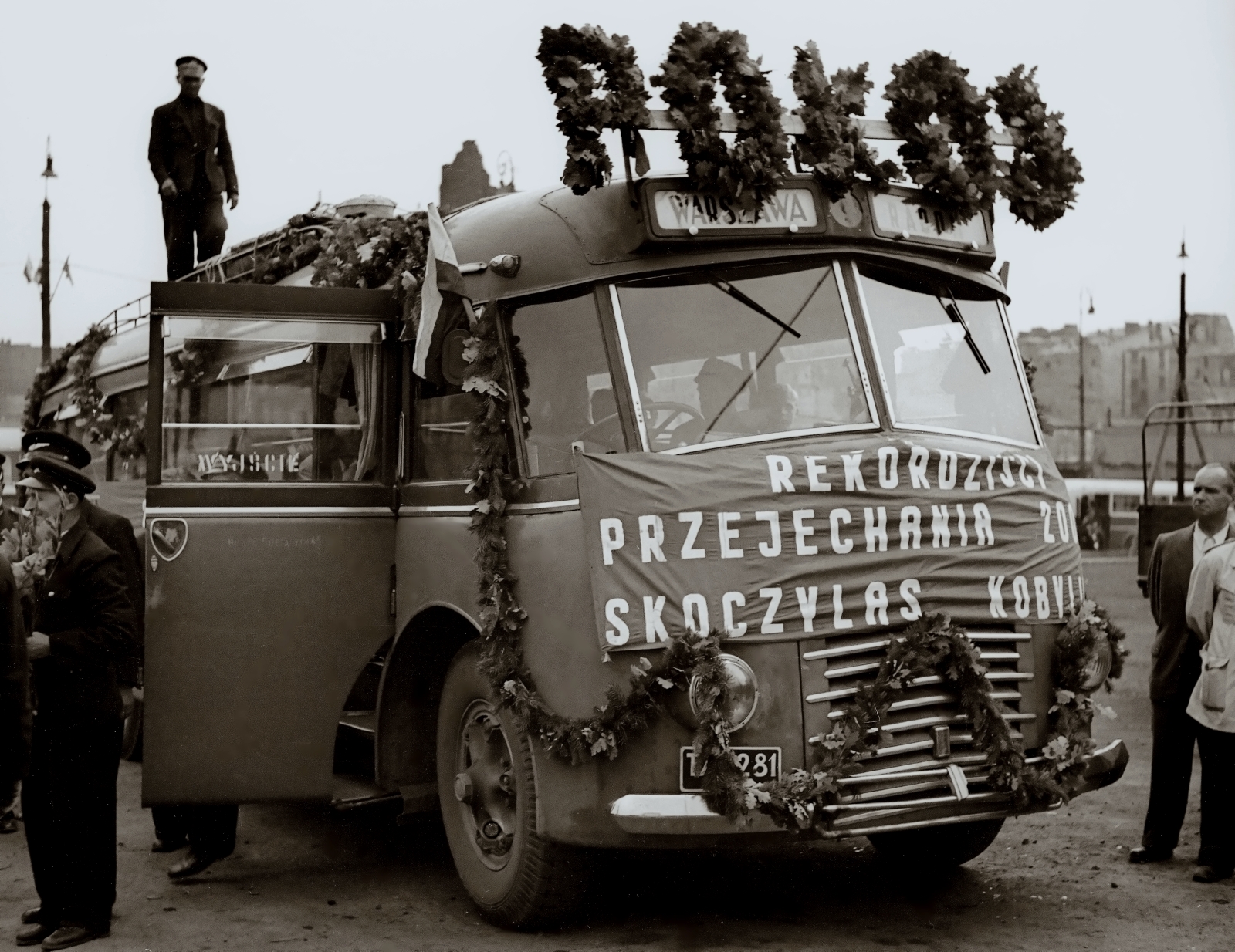 4147
Zdjęcie jest własnością NAC.
Wszelkie prawa zastrzeżone.

Słowa kluczowe: Fiat666RN 4147 PKS AlejeJerozolimskieMarszałkowska 1950