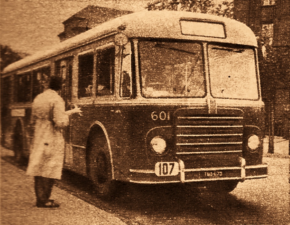 601
Pan inżynier Wierzbicki z MPA w 1959 roku przywiózł takie auto z Targów Poznańskich. Zostało. 
Zielono-pistacjowe do końca było (barwy rzymskie). Choć wiele razy bito się nawet w gazetach i dzienniku DTV o jego przemalowanie, MPA odmówiło. (?)
Dopiero w 1965 roku sprzedano je do Straży Pożarnej. I to wciąż z kierownicą po prawej stronie...
Słowa kluczowe: Fiat411 601 1959