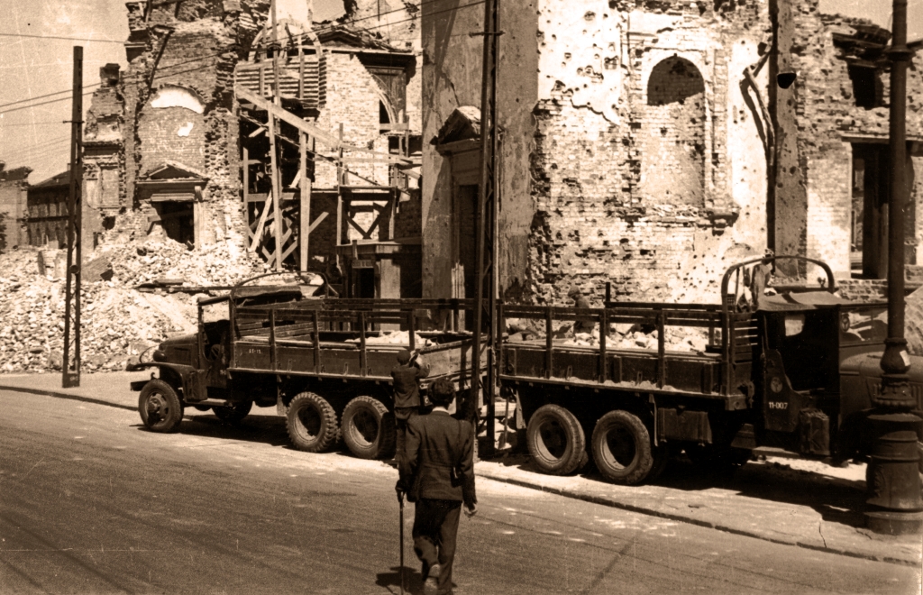 GMCCCKW
PKS-owskie ciężarówki z UNRY wywożą gruz z Placu Trzech Krzyży.

Foto: Stefan Rassalski.
Zdjęcie jest własnością NAC.
Wszelkie prawa zastrzeżone.
Słowa kluczowe: GMCCCKW PKS PlacTrzechKrzyzy 1946