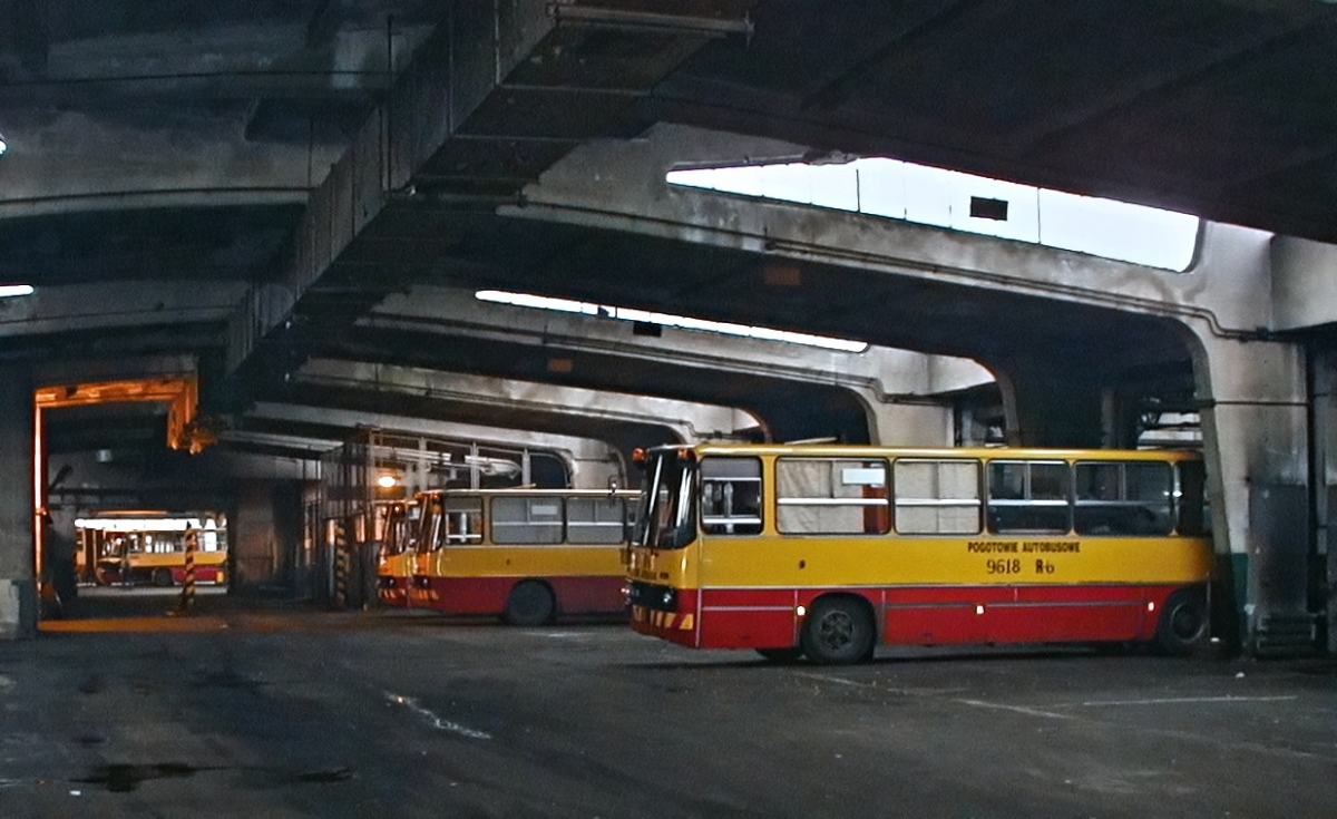 9618
Foto: Andrzej Neuman MZA.
Słowa kluczowe: IK280/A 9618 ZajezdniaRedutowa 2001