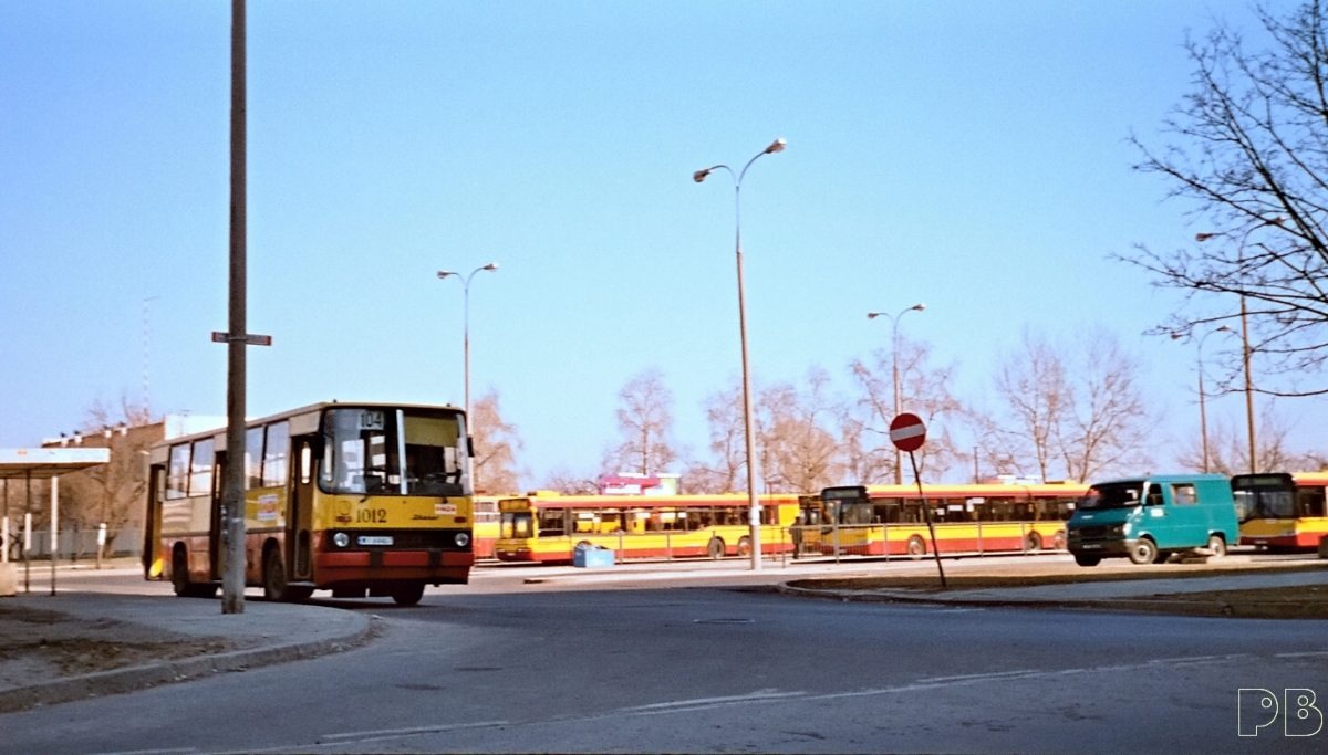 1012
Na bródnowskiej krańcówce.
Słowa kluczowe: IK260 1012 104 Chodecka 2002