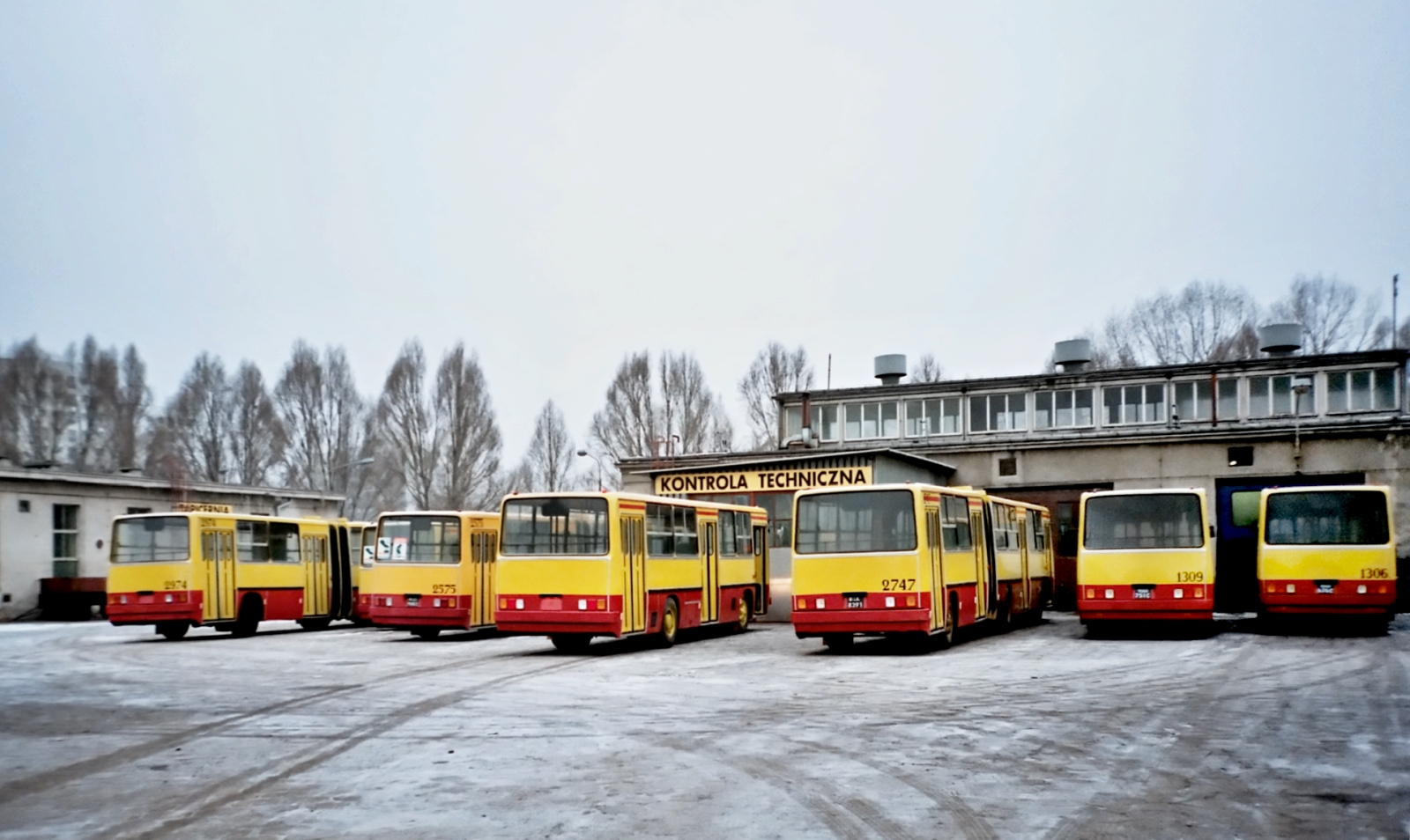 1306, 1309, 2747, 2575, 2974
Foto: E. Adamczyk.
Słowa kluczowe: IK260 1306 1309 IK280 2747 2575 2974 T4 1996