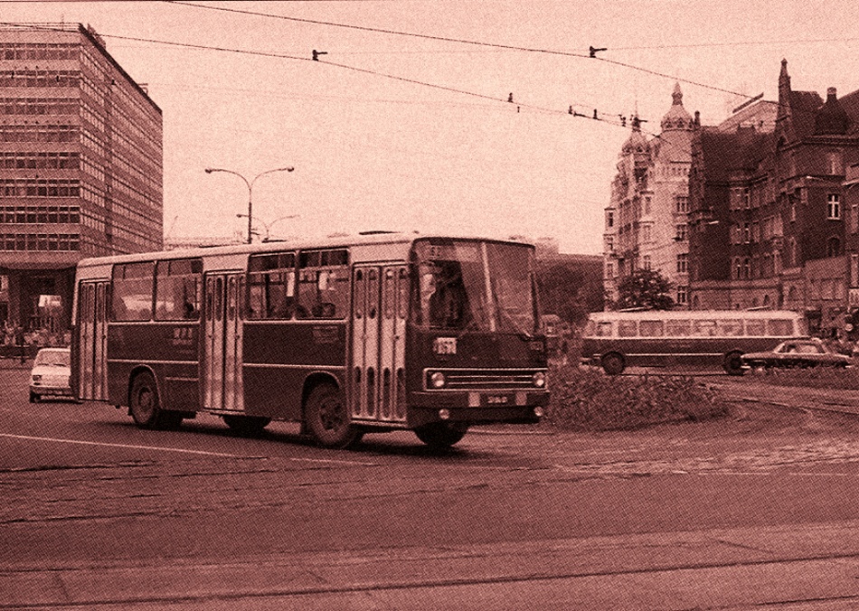 Ik260
W latach 1973-74 do Katowic zawitały pierwsze Ikarusy 260. Oto jeden z nich. Dodam, że taki sprzęt wypożyczono do Warszawy na testy jako 9099.
Słowa kluczowe: IK260 162 ArmiiCzerwonejKatowice 1974