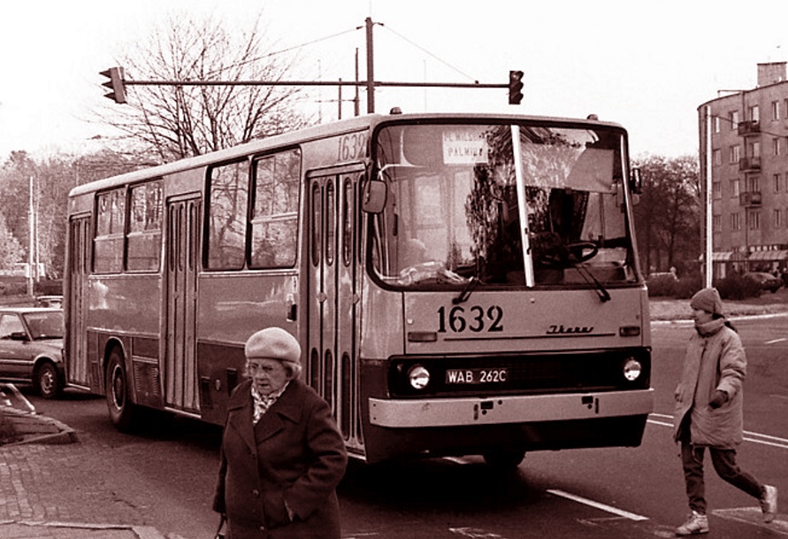 1632
Po remoncie w Kapenie w 1992 roku. Z płaską, bez wytłoczki na rejestrację ścianą tylną. Ale lakier był bajerancko błyszczący w odróżnieniu od LZNSu.
1632 - to już jego druga obsada, produkcja 1983, WAB262C, R13, NG w Kapenie 1992, kasacja w sierpniu 1998.
Zdjęcia całej serii pochodzą z archiwum MZA.
Słowa kluczowe: IK260 1632 PlacWilsonaPalmiry PlacWilsona 1988