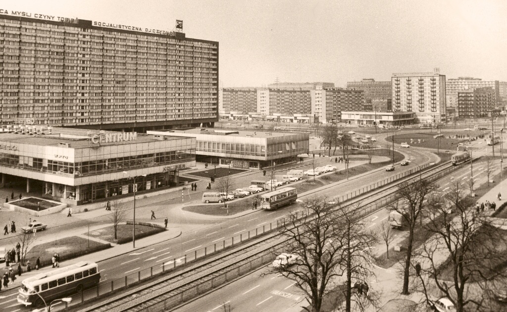 Ikarus260
Już w 1974 Ikarusy 260 kursowały po Katowicach. 

Foto: Jerzy Piasecki.
Zdjęcie jest własnością NAC.
Wszelkie prawa zastrzeżone.

Słowa kluczowe: Ik260 Katowice 1974