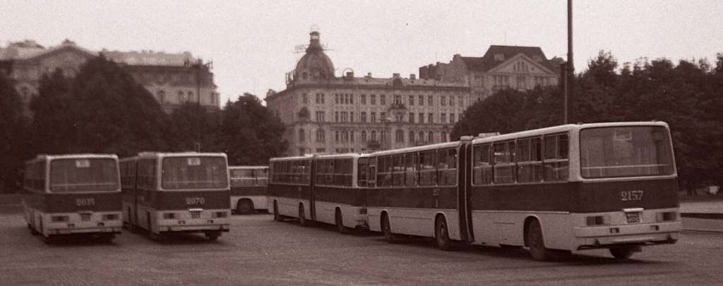 2035, 2070, 2157
Woroniczańskie nowe jeszcze Ikarusy na pętli linii W - wyścigi pod Pałacem Kultury.
Zdjęcie z archiwum MZA.
Słowa kluczowe: IK280 2035 2070 2157 W PlacDefilad 1979