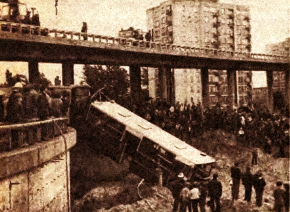 3307
Koszmarny wypadek. Autobus spadł z estakady Trasy Toruńskiej. Cud, że nikt nie zginął. 
Autobus miał rok.
Do kasacji.
Słowa kluczowe: IK280 3307 156 TrasaToruńska 1987