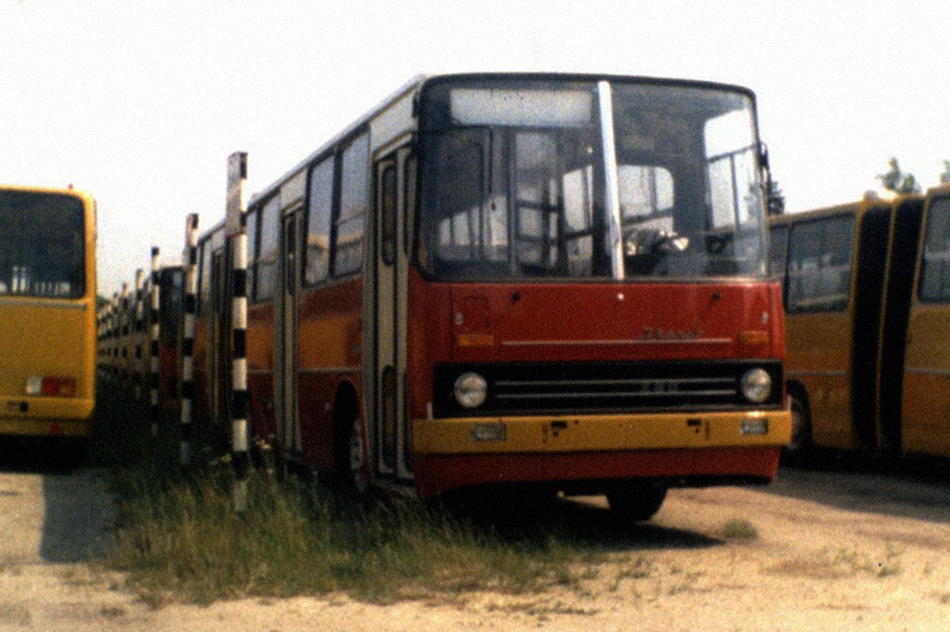 Ikarus 280
Prawie się zmieścił na placu fabrycznym. Tak duża wówczas była produkcja.
Z archiwum MZA.
Słowa kluczowe: Ik280 Węgry 1986