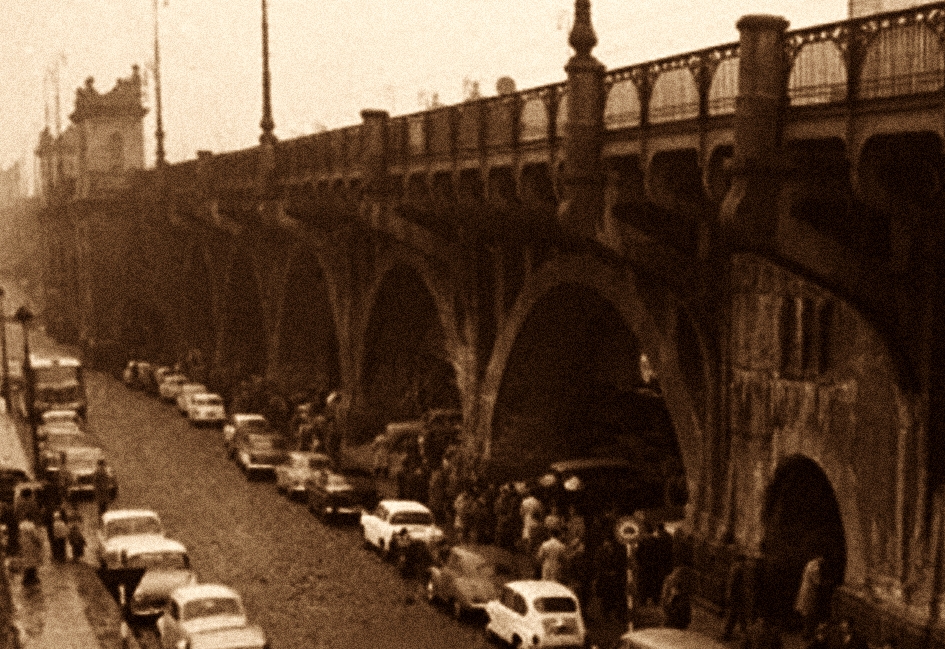 Ikarus 620
W Alei 3-go Maja na Powiślu.
A jaka wtedy (giełda samochodowa) linia tamtędy podążała?
Słowa kluczowe: IK620 Aleja3goMaja 1964