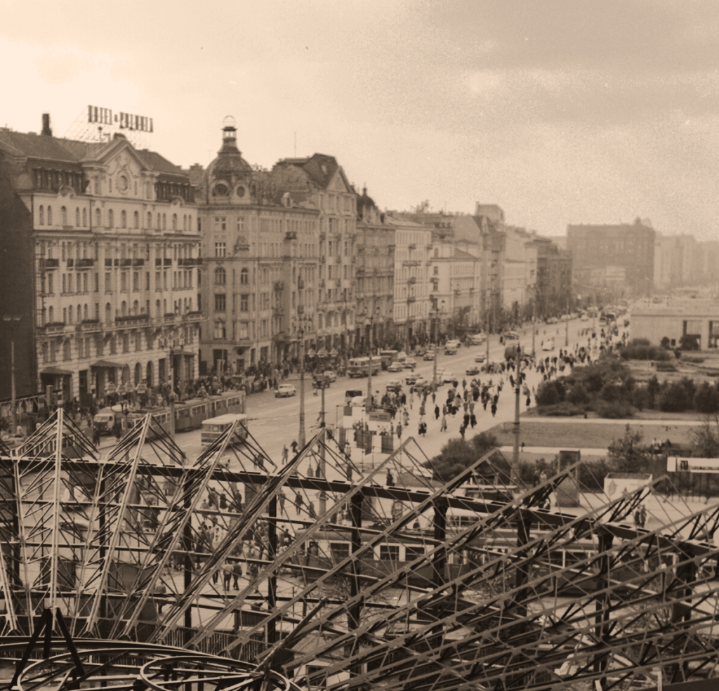 Ikarus620
Osiołki w centrum miasta.

Foto: Jerzy Piasecki.
Zdjęcie jest własnością NAC.
Wszelkie prawa zastrzeżone.

Słowa kluczowe: Ik620 AlejeJerozolimskieMarszałkowska 1963