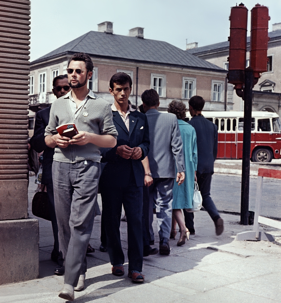 Ikarus620
Osiołek na Nowym Świecie pomiędzy gawiedzią. Garnitur i klapki...
Zamiast notebooków, wówczas trzymano dumnie w rękach... notesy i zeszyty.

Foto: Zbyszko Siemaszko.
Zdjęcie jest własnością NAC.
Wszelkie prawa zastrzeżone.

Słowa kluczowe: IK620 NowyŚwiat 1963