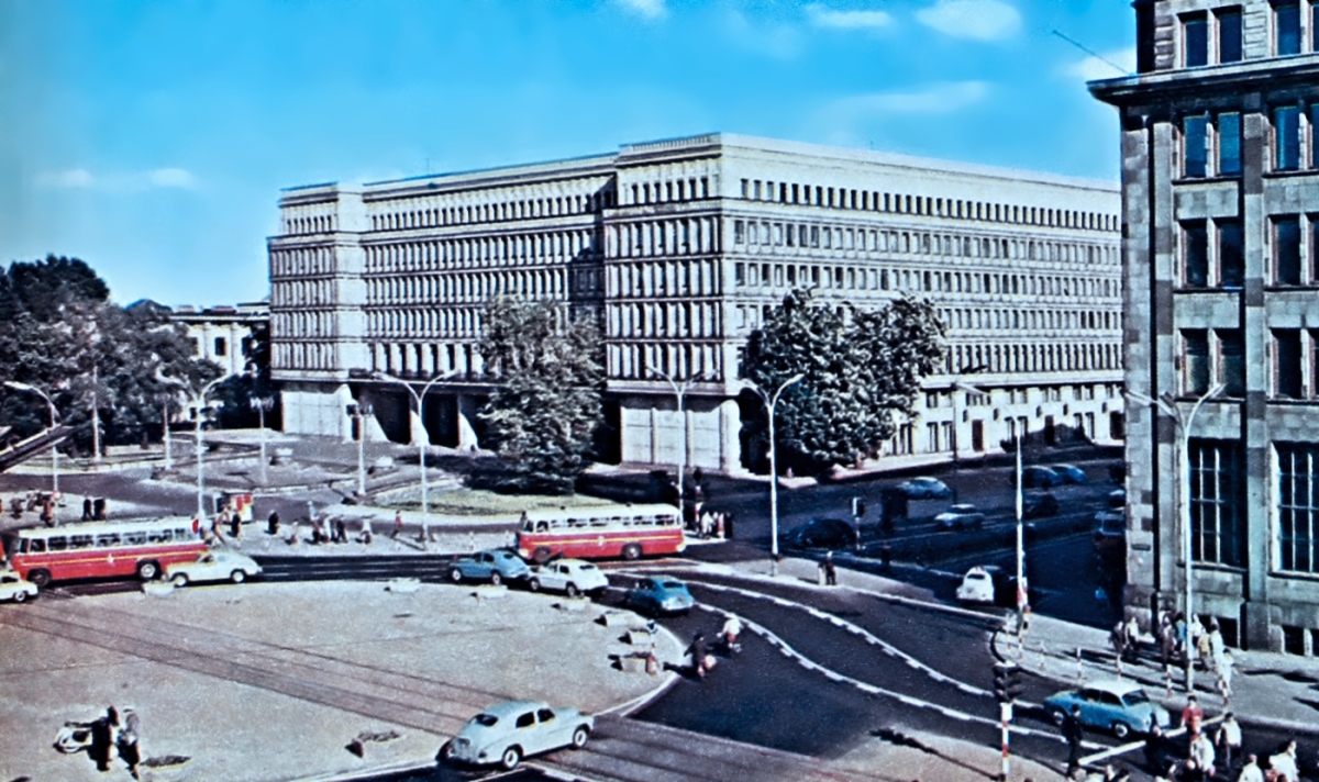 Ikarus 620
Foto: Zbyszko Siemaszko.
Słowa kluczowe: IK620 NowyŚwiatAlejeJerozolimskie 1966