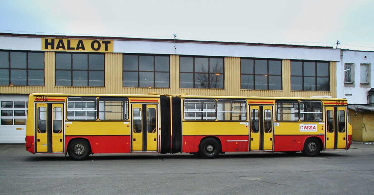 5712
Foto: Andrzej Neuman MZA.
Słowa kluczowe: IK280 5712 ZajezdniaKleszczowa 2001