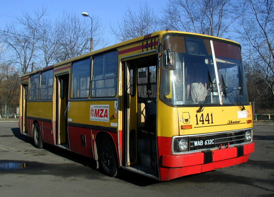 1441
Ikarusy na Redutowej to dzisiaj historia.
Zdjęcia wykonał Andrzej Neuman.
Słowa kluczowe: IK260 1441 ZajezdniaRedutowa 2001