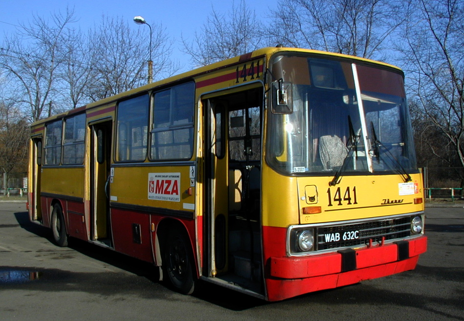 1441
Ikarusy niegdyś rządziły Redutową. Ta "śląska" atrapa towarzyszyła mu do końca.
Słowa kluczowe: IK260 1441 ZajezdniaRedutowa 2001