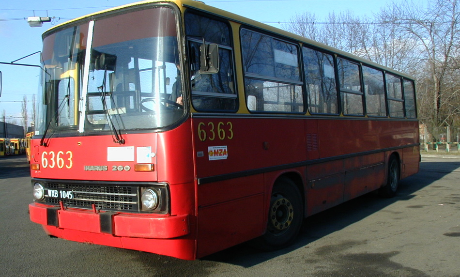 6363
Poucinany w kadrze redutowy Ikar. 
Mocno widoczna grzybica na sercu.
Słowa kluczowe: IK260 6363 ZajezdniaRedutowa 2001