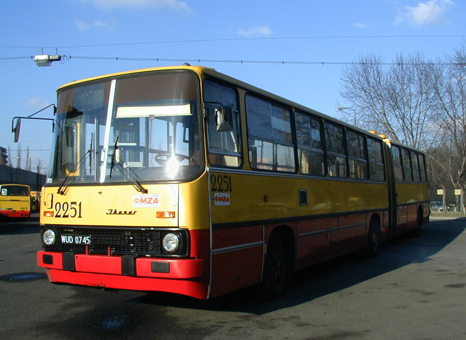 2251
Ładnie to wyglądało.
4468 w tle.
Słowa kluczowe: IK280 2251 ZajezdniaRedutowa 2001