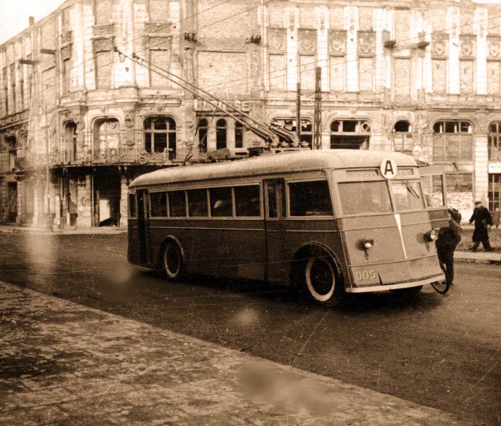 005
Gdzie znajduje się trolejbus i co to za budynek za jego plecami?

Foto: Stefan Rassalski.
Zdjęcie jest własnością NACF. 
Wszelkie prawa zastrzeżone.
Słowa kluczowe: JaTB2 005 A WierzbowaTrębacka 1947
