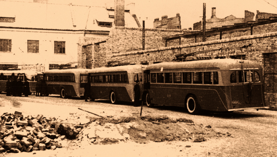 006
Przygotowania do wyjazdu na inaugurację pierwszej linii trolejbusowej.
Słowa kluczowe: JaT-B2 006 ZajezdniaInżynierska 1946
