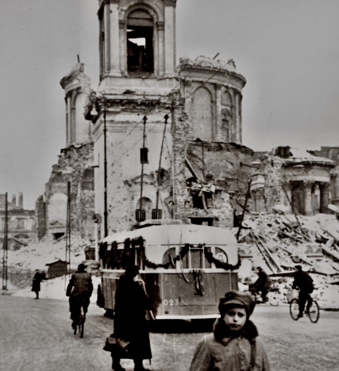 023
Inauguracyjny przejazd pierwszego trolejbusu w Warszawie.

Z archiwum MZA.
Słowa kluczowe: JATB-2 023 A PlacTrzechKrzyży 1946