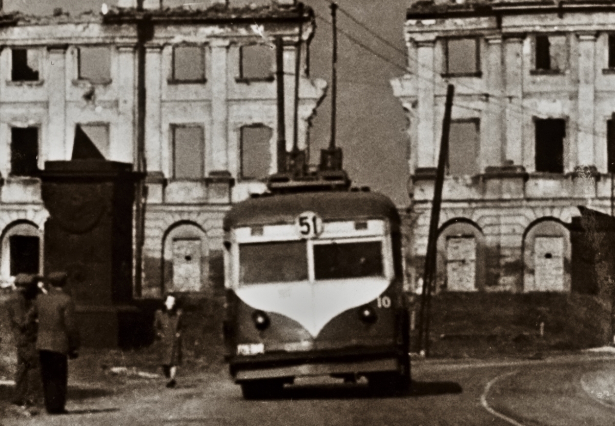 10
Już po NG. Dostał malowanie podług schematu Vetry. I nieźle wyszło.

Z archiwum MZA.
Słowa kluczowe: JaTB-2 10 51 PlacKrasińskich 1948