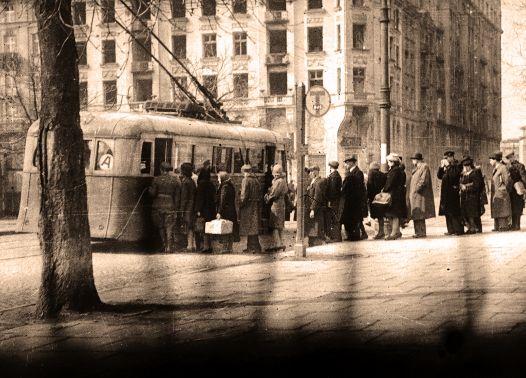 JaT-B2
Dojeżdża do placu.

Foto: Stefan Rassalski.
Fotografia jest własnością NAC.
Wszelkie prawa zastrzeżone.
Słowa kluczowe: JaT-B2 A Bagatela 1947