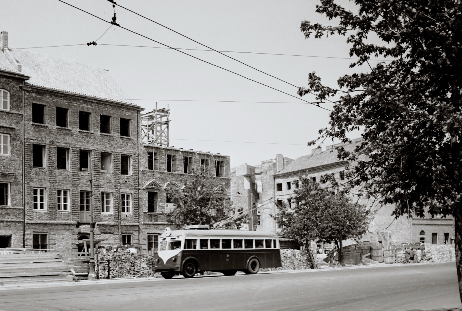 18
Zdjęcie jest własnością NAC.
Wszelkie prawa zastrzeżone.

Słowa kluczowe: JaTB-2 18 51 KrakowskiePrzedmieście 1949