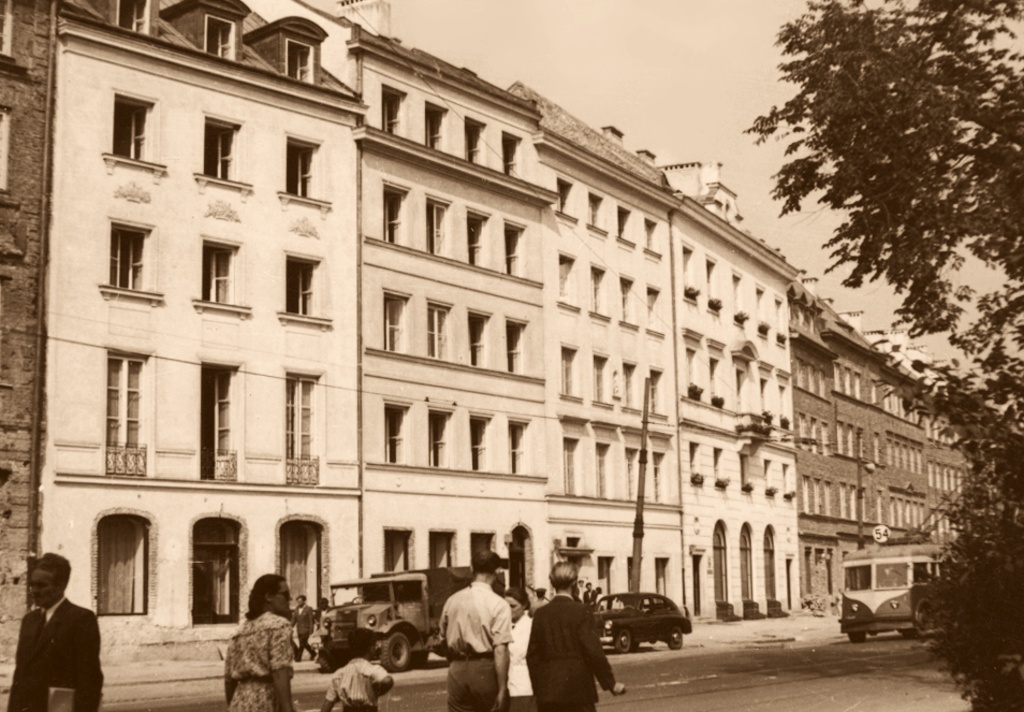 1
Rusek na Krakowskim.
Odbudowane kamienice cieszą oczy.

Foto: Stefan Rassalski.
Zdjęcie jest własnością NAC.
Wszelkie prawa zastrzeżone.

Słowa kluczowe: JaTB2 1 54 KrakowskiePrzedmieście 1952