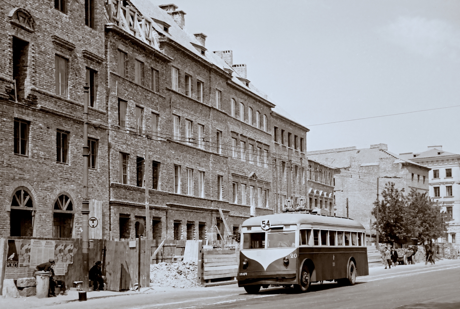 20
20: produkcja 1936, ex Kijów, od 1946 R8(Łazienkowska) - dar od ZSRR, kasacja 1952.
Radziecki (Kijów wówczas był we władaniu ZSRR) drewniak po odbudowie. 
Dzielnie odbudowywano także całą Warszawę, na fotografii to obraz z dopiero trzeciego roku po wojnie.

Zdjęcie jest własnością NAC.
Wszelkie prawa zastrzeżone.

Słowa kluczowe: JaTB-2 20 54 KrakowskiePrzedmieście 1948