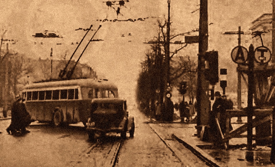 JaTB-2
Rusek na skrzyżowaniu Alei Stalina i Pięknej.
Słowa kluczowe: JaTB2 PięknaAlejeUjazdowskie 1951