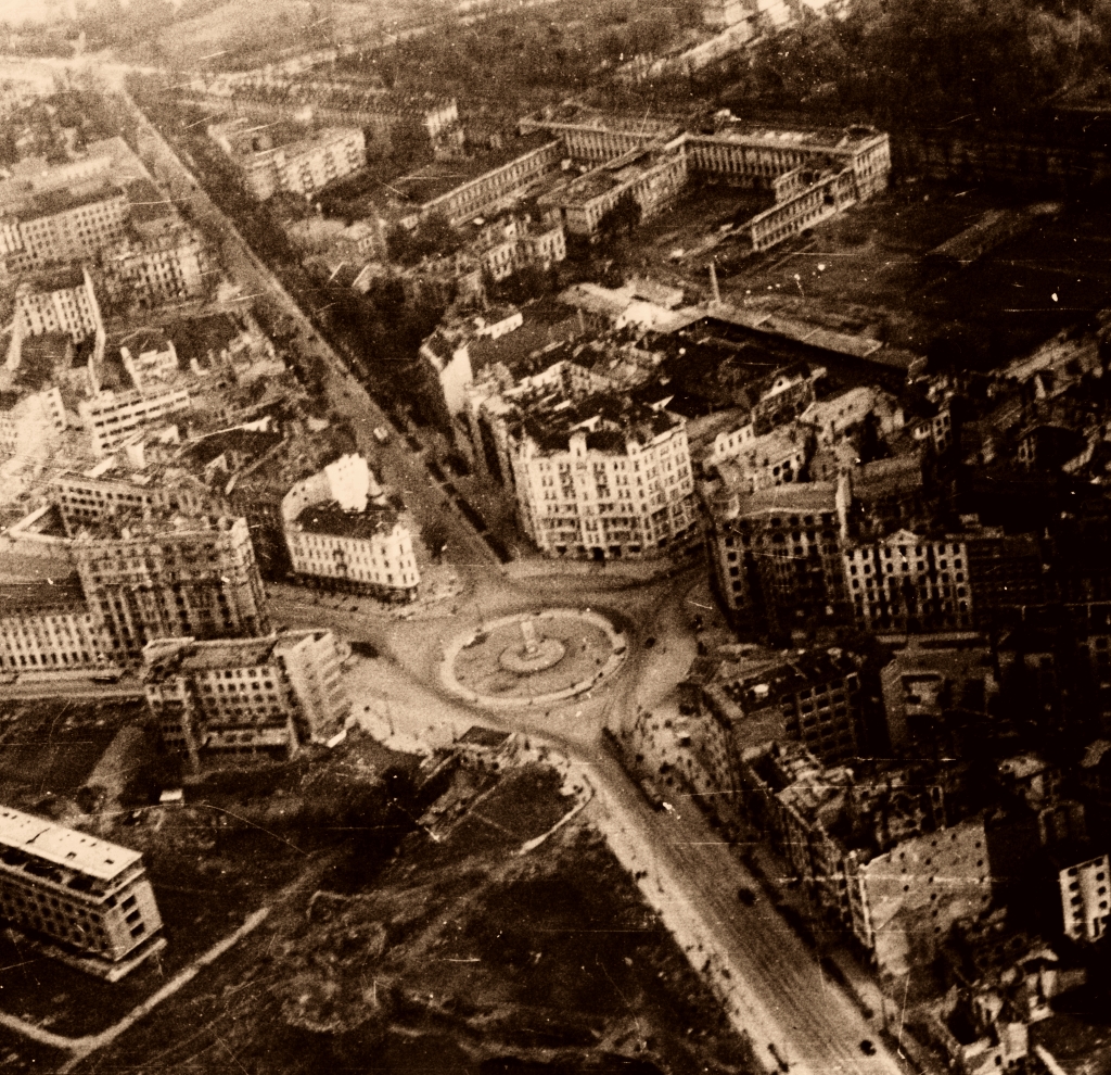 JaTB-2 
Rusek z Placu Unii podąża ku centrum.

Foto: W. Żdżarski.
Zdjęcie jest własnością NAC.
Wszelkie prawa zastrzeżone.

Słowa kluczowe: JaTB-2 A AlSzucha 1946