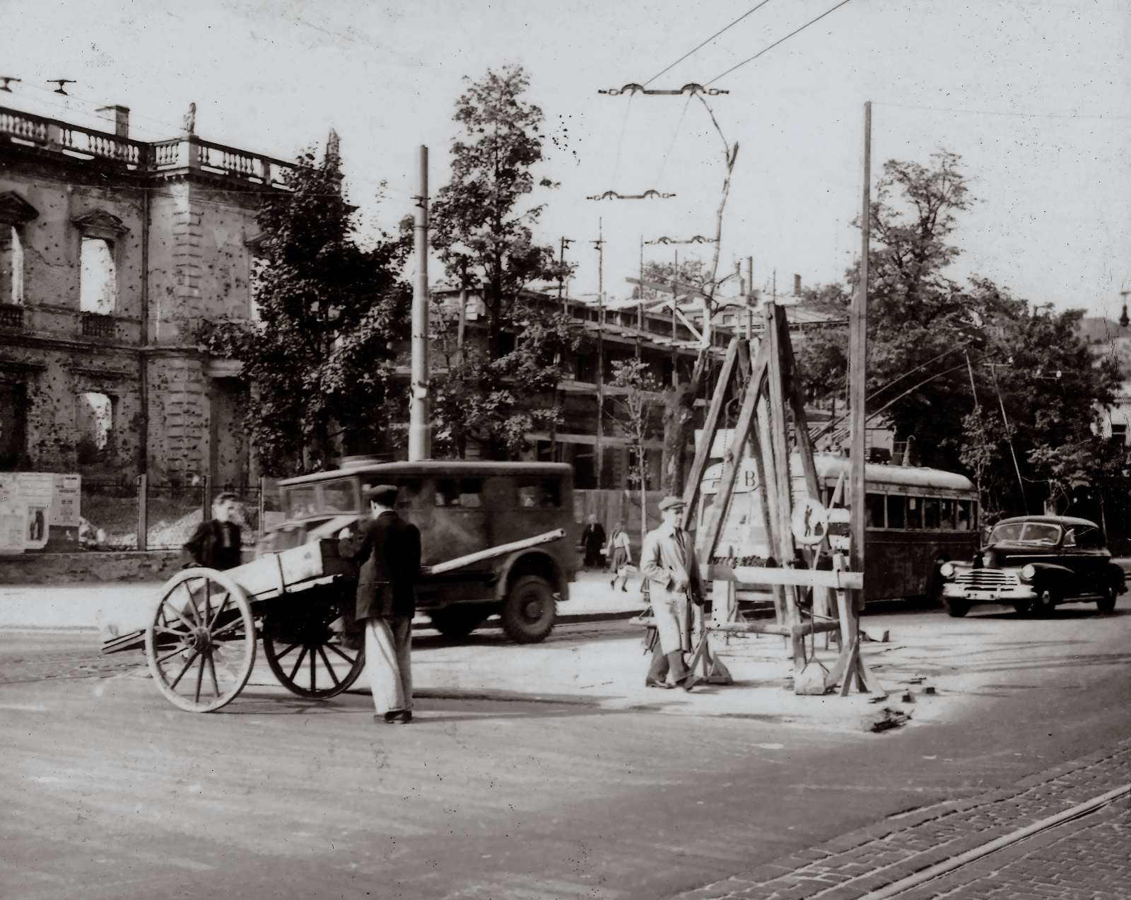 JaTB-2
Foto: NAC.
Słowa kluczowe: JaTB-2 B AlejeUjazdowskie 1947