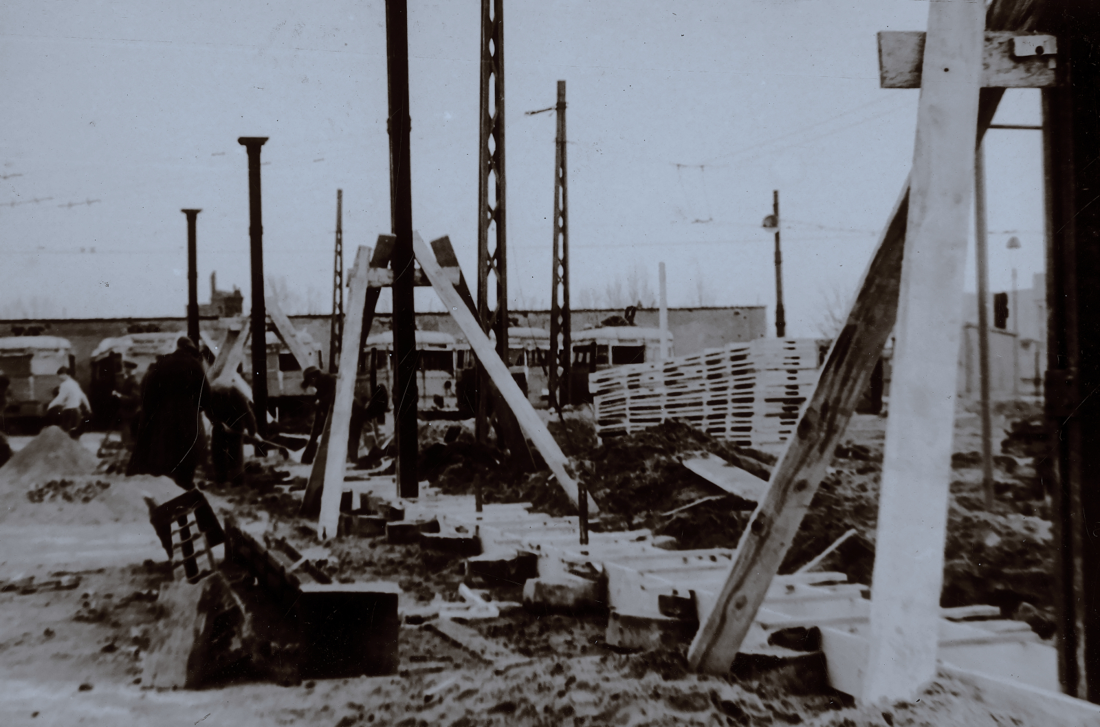 JaTB-2
Czekają na odbudowę.

Foto:NAC, wszelkie prawa zastrzeżone.
Słowa kluczowe: JaTB-2 ZajezdniaŁazienkowska 1947