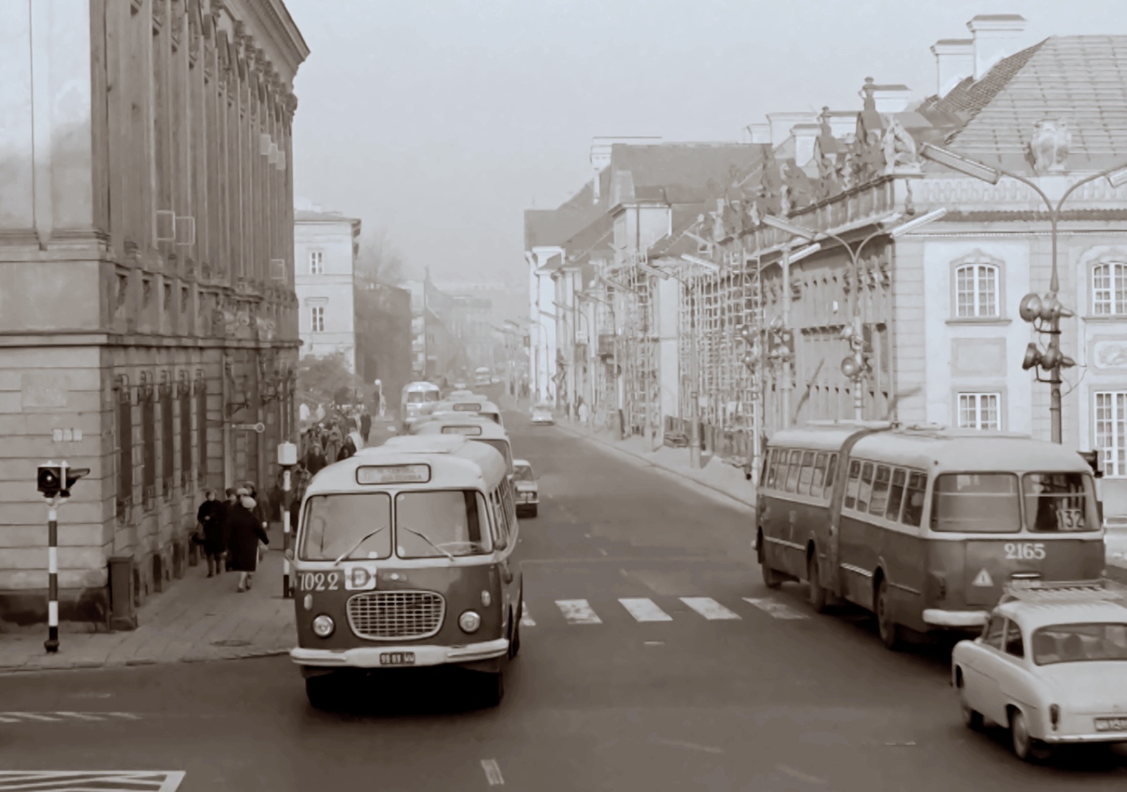 2165, 1022
2165: produkcja 1967, R6, kasacja 1976.
1022'': produkcja 1972, R7, kasacja 1.05.1979



Foto: Stanisław Szabłowski.
Słowa kluczowe: 021 2165 132 MEX272 1022 D Miodowa 1972