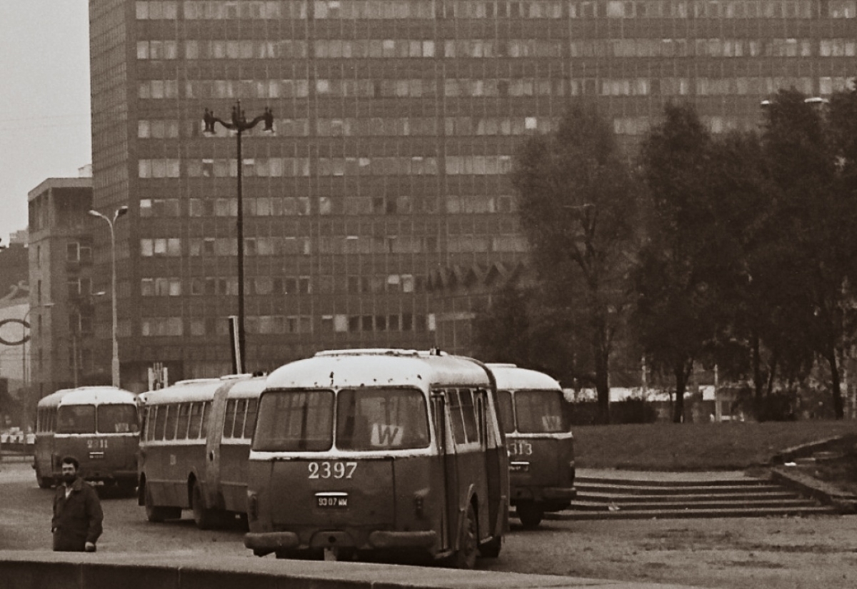 2311, 2313, 2316, 2397
Już skierowane wyłącznie na linię W. Na miejskich trasach właśnie zastąpiły je nowe Ikarusy 280.

2311: produkcja 1969, WW4394, R7, kasacja 22.03.1979.
2313: produkcja 1969, WW4413, R7, kasacja 10.04.1979.
2316: produkcja 1969, WW4452, R7, kasacja 10.04.1979.
2397: produkcja 1970, 9307WW, R10, od 4.11.1976 R7, kasacja 30.04.1979.

Z archiwum MZA.
Słowa kluczowe: 021 2311 2313 2316 2397 W PlacDefilad 1978