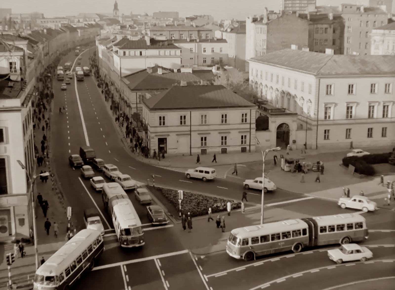 2315, 2303
2303: produkcja 1969, R10, kasacja w marcu 1977. Miał rzadko spotykaną, czarną opończę przegubu. Podobnie, jak 2404.
2315: produkcja 1969, WW4421, R7, kasacja 10.04.1979.

Foto: Stanisław Szabłowski.

Słowa kluczowe: 021 2303 2315 344 NowyŚwiatAlejeJerozolimskie 1972